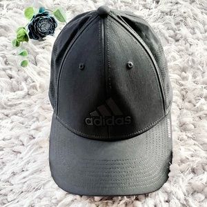 New with tags ADIDAS FITTED HAT AEROREADY A-FLEX . SZ S/M BLACK